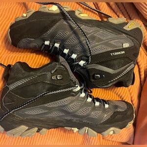 Merrell Black and Gray Women’s Trail Hiking Shoes
